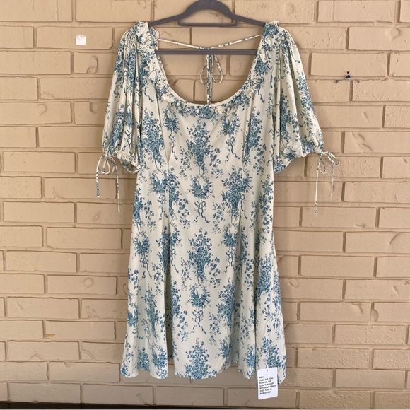 LAST CHANCE ASOS Blue Floral Mini Dress - Picture 1 of 9